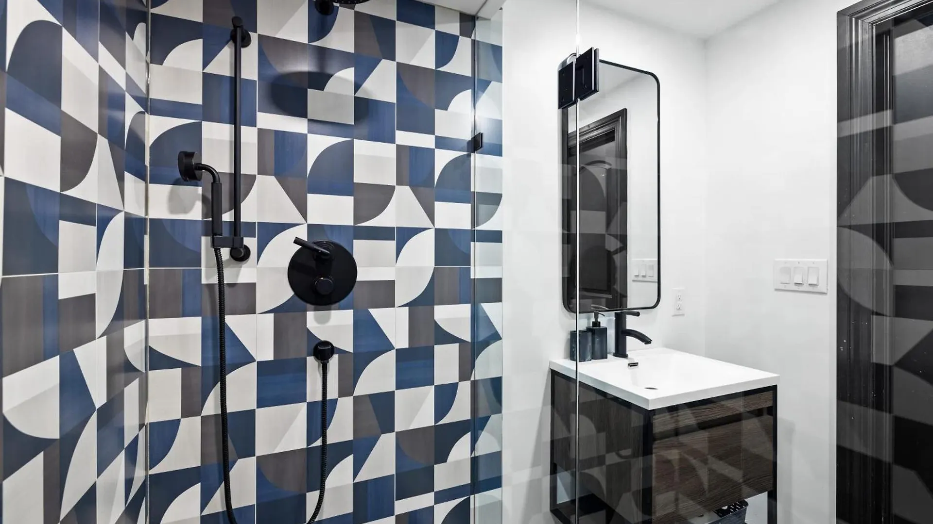 Trendy Parkdale 1-Bedroom Getaway W Free Parking Toronto