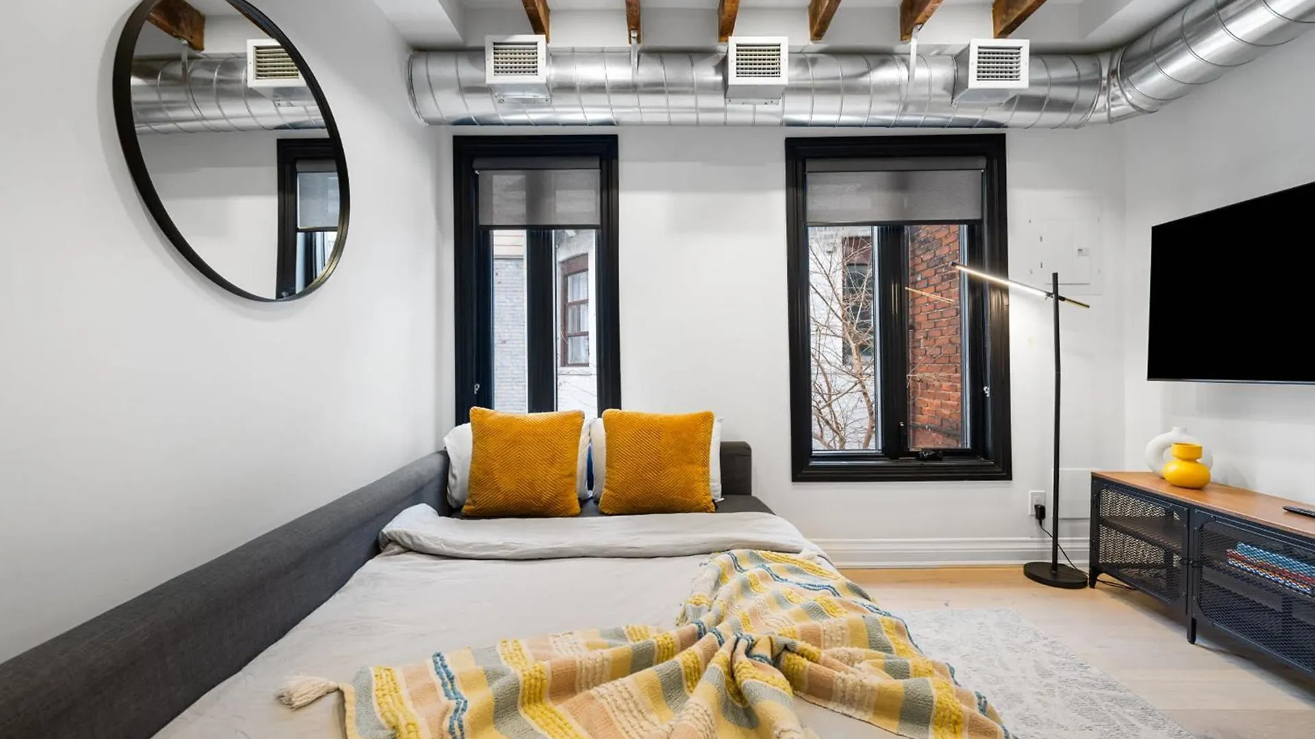 Appartamento Trendy Parkdale 1-Bedroom Getaway W Free Parking Toronto