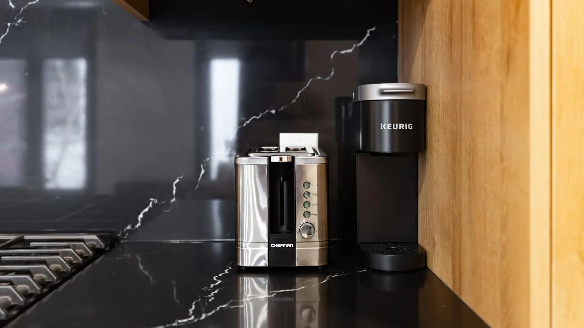 Appartamento Trendy Parkdale 1-Bedroom Getaway W Free Parking Toronto Canada