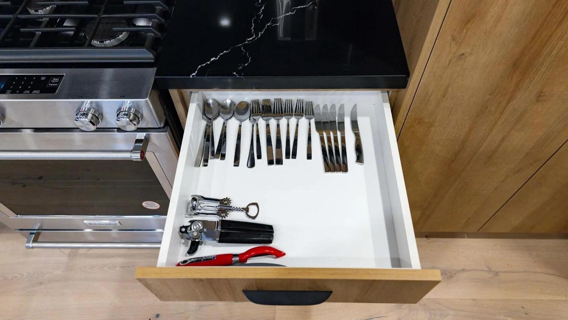 Trendy Parkdale 1-Bedroom Getaway W Free Parking Toronto