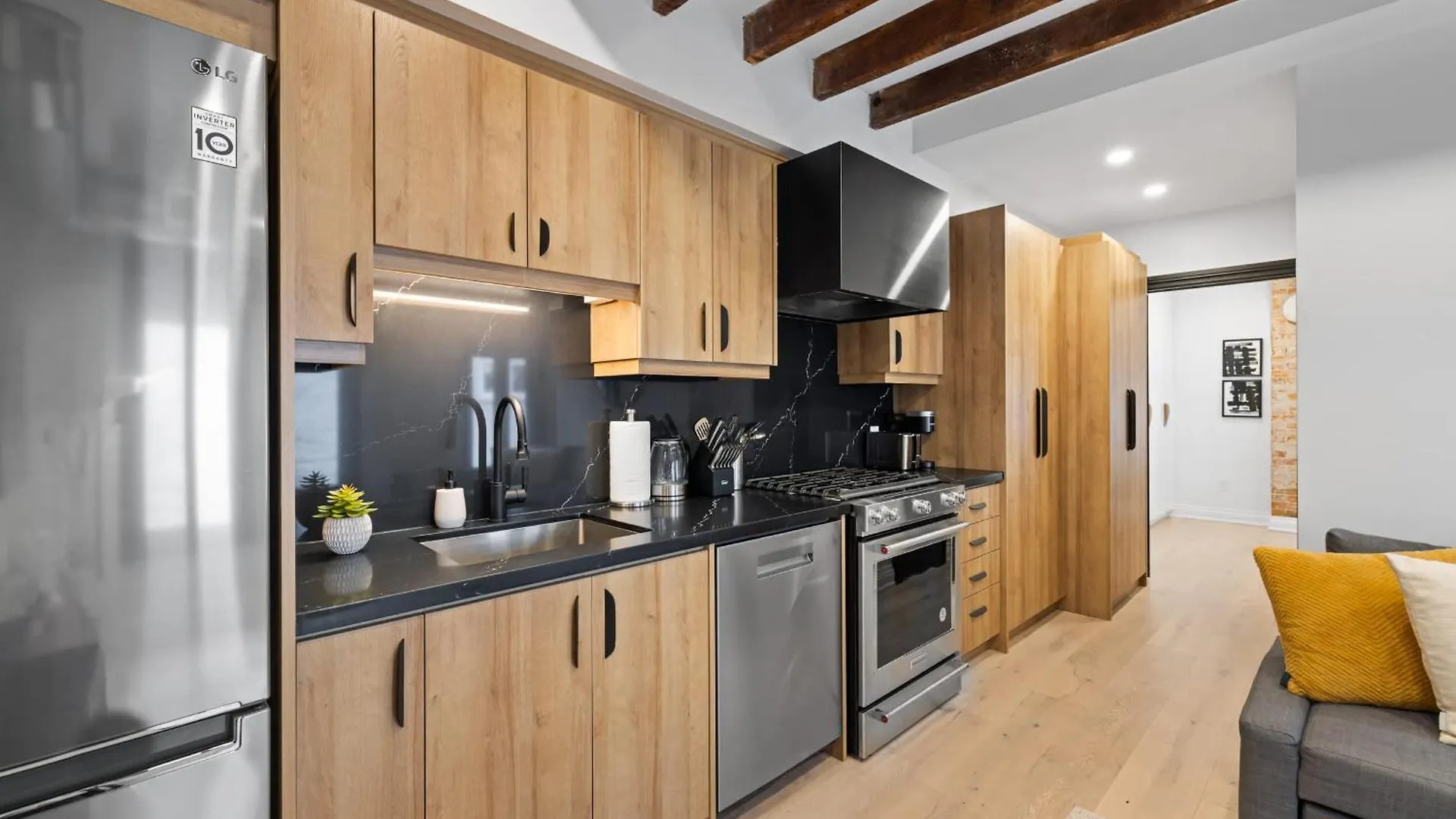 Trendy Parkdale 1-Bedroom Getaway W Free Parking Toronto Canada